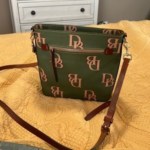 Like new crossbody purse and billfold set. Not the size I wanted